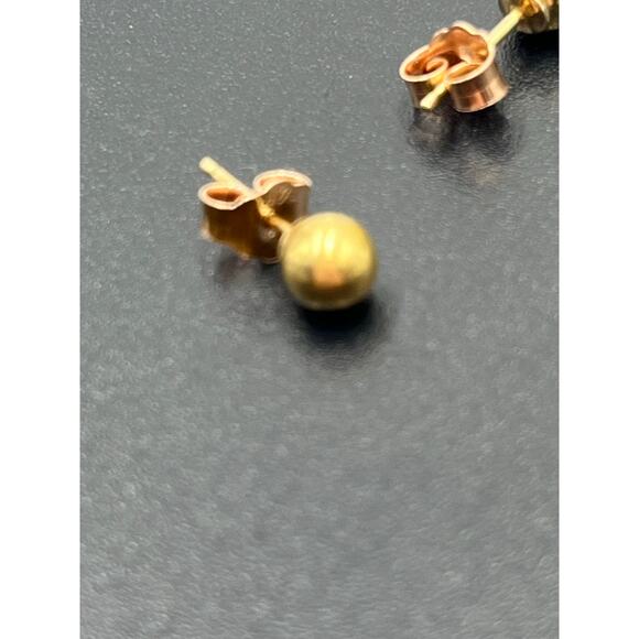 14k Yellow Gold Round Ball 5mm Stud Pierced Earrings Minimalist  .65 grams - Picture 5 of 8